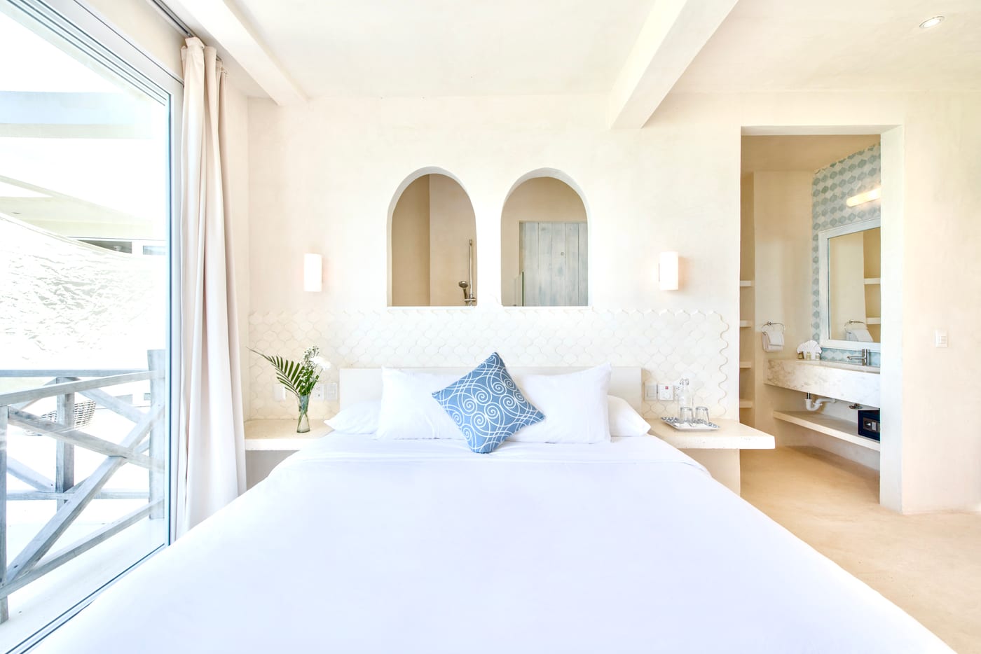 Guest bedroom with arched niches